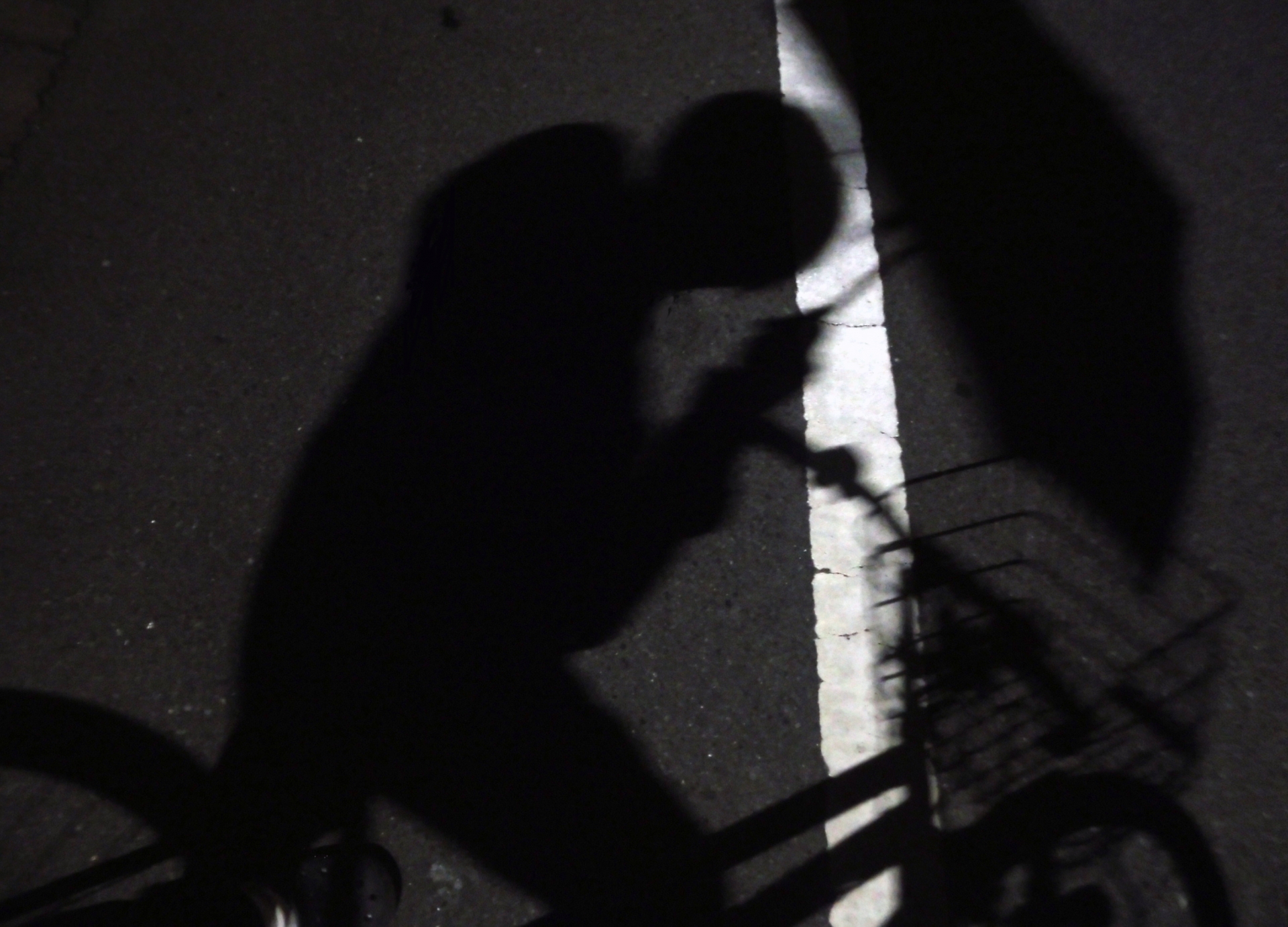 スマホ・イヤホン・傘さし運転は違反？自転車で青切符になる危険な運転20選【2026年最新】